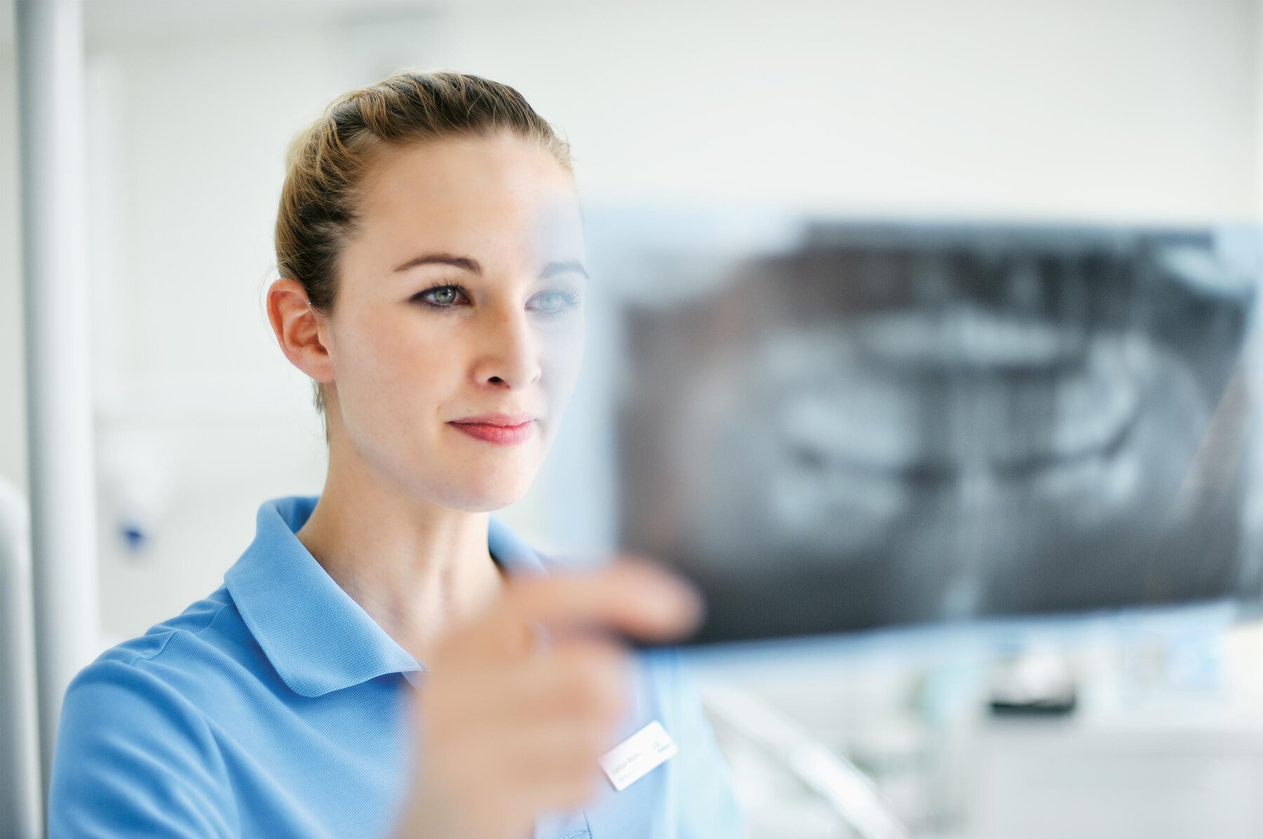 Imagebild Dentalassitentin mit Röntgenbild